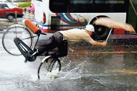 积水路滑导致路人摔倒