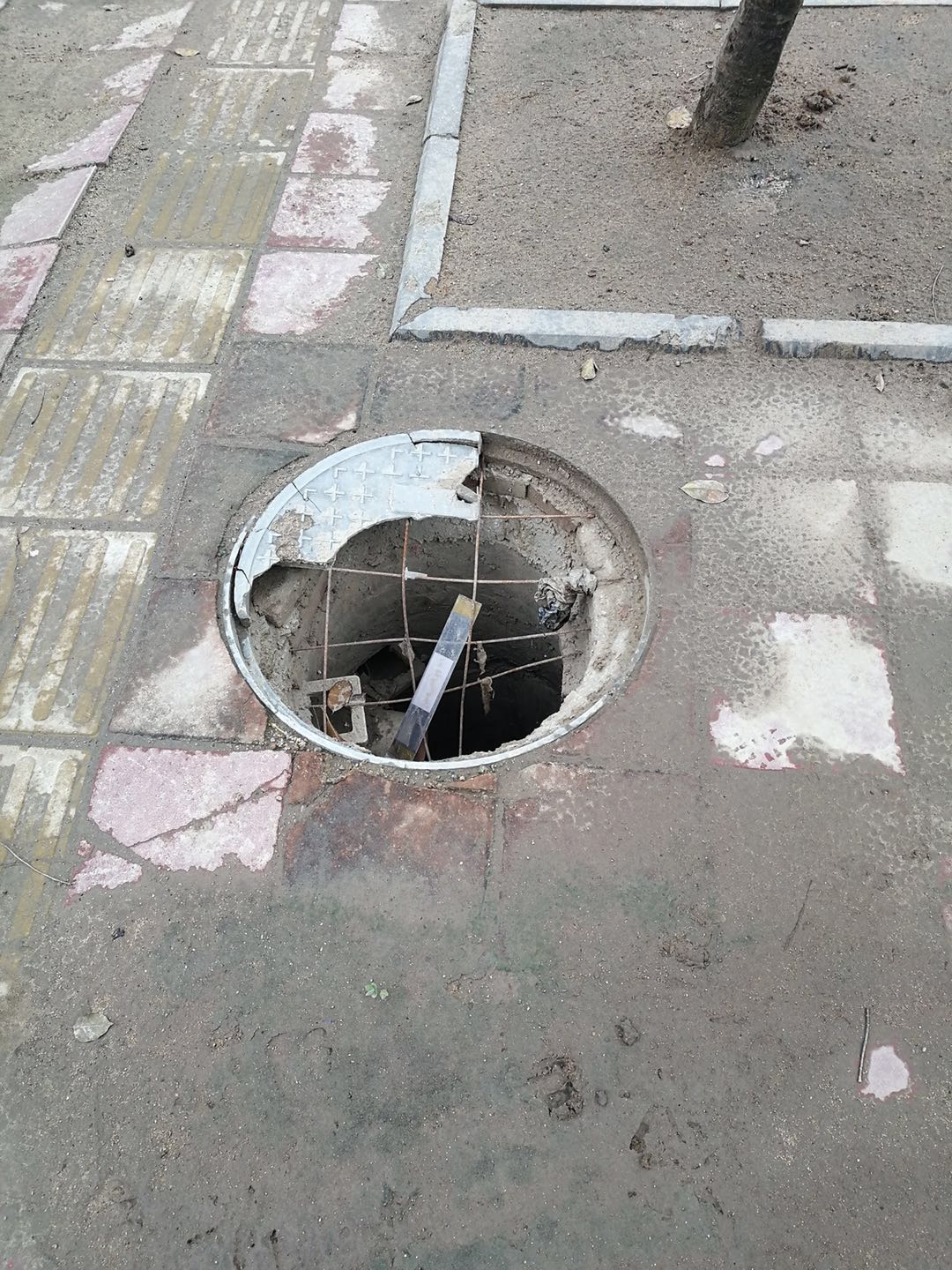 井盖损坏图